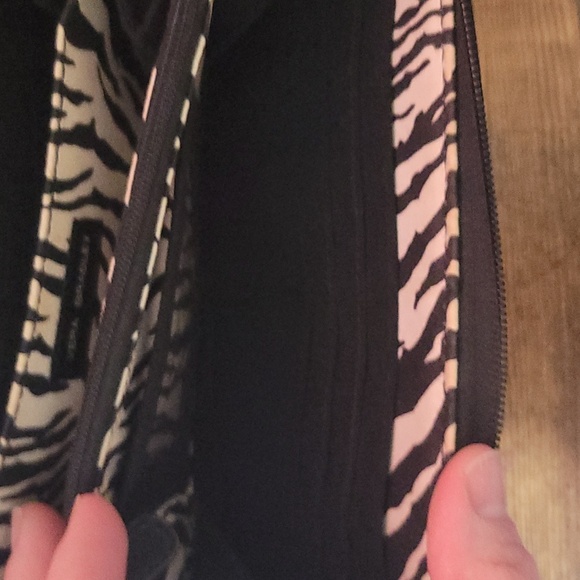 Vera Bradley Black Quilted Zip Wallet Silver Hardware With Zebra Interior Design - Picture 6 of 7